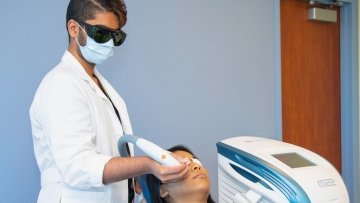Dr. Nadarajah treats a patient using new dry eye technology.