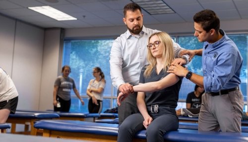 Midwestern University students work in the osteopathic medicine lab.