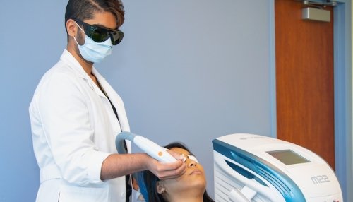 Dr. Nadarajah treats a patient using new dry eye technology.