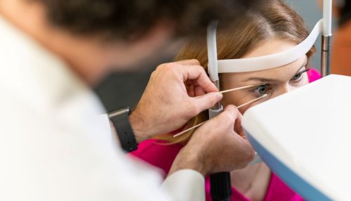 MWU optometrist performs corneal exam at Eye Institute in Downers Grove, IL.